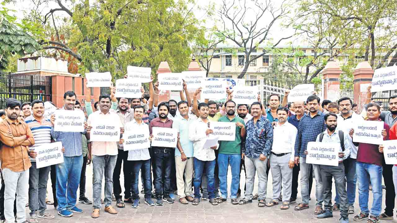 డెస్కు జర్నలిస్టులందరికీ అక్రిడిటేషన్‌ కార్డులు ఇవ్వాలి