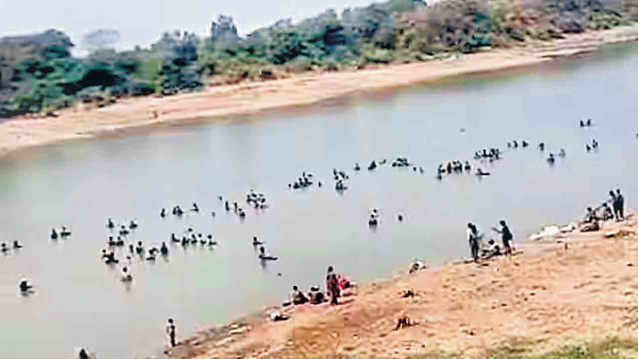 గోదావరిలో బంగారం వేట!