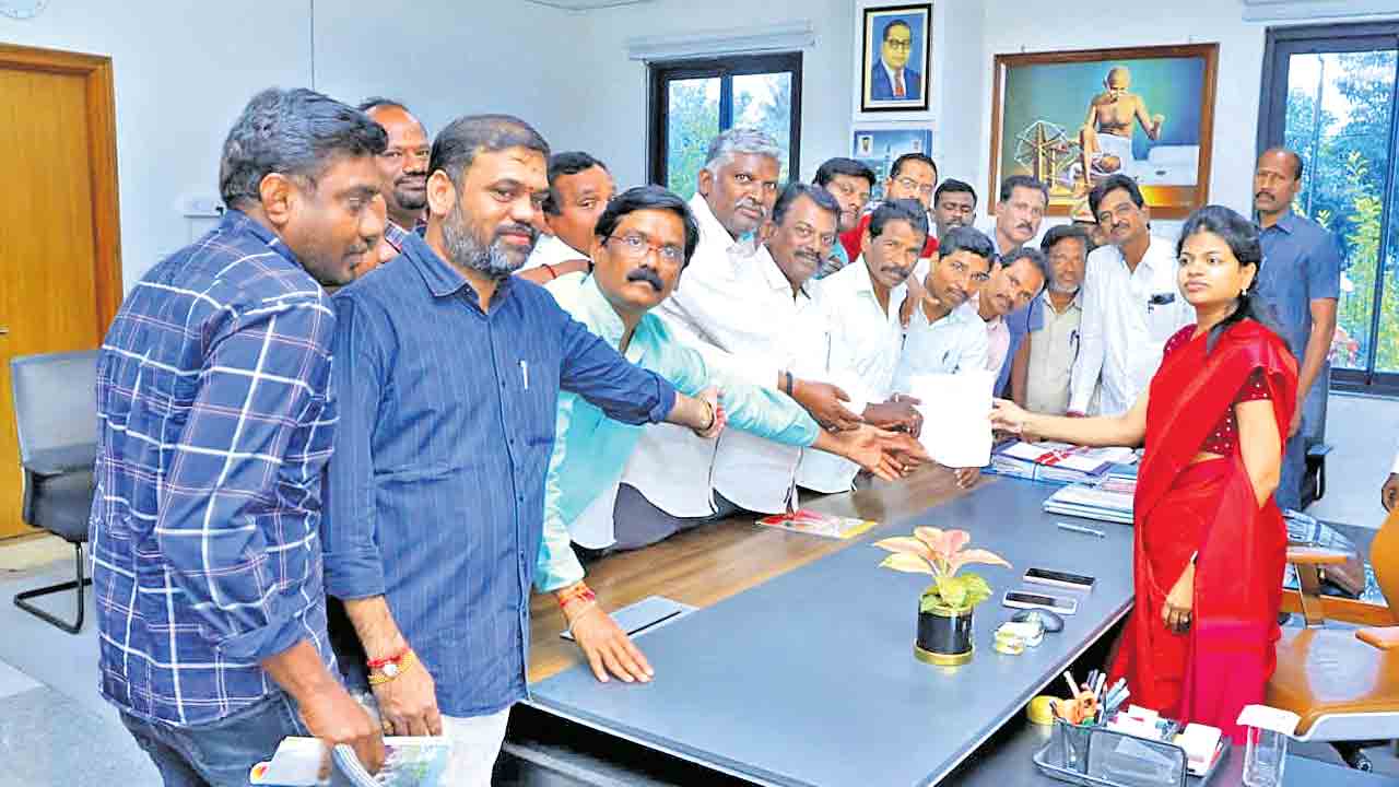 డెస్‌ జర్నలిస్టులందరికీ అక్రెడిటేషన్‌ కార్డులు ఇవ్వాలి