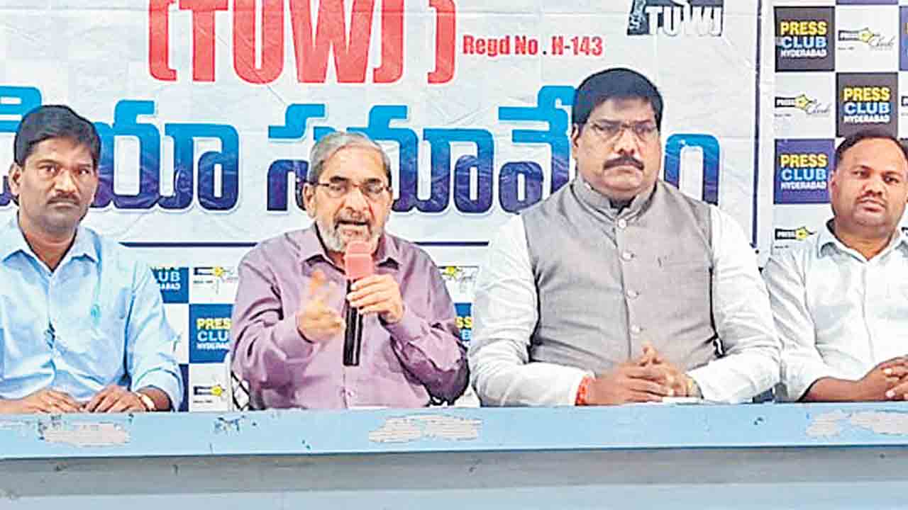 జర్నలిస్టులకూ క్యాష్‌లెస్‌ హెల్త్‌ కార్డులివ్వాలి