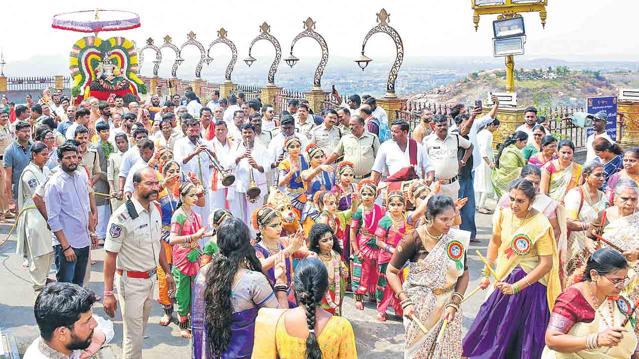 నయనానందం.. ఎదుర్కోలు సంబురం.. జగన్మోహినిగా యాదగిరీశుడు