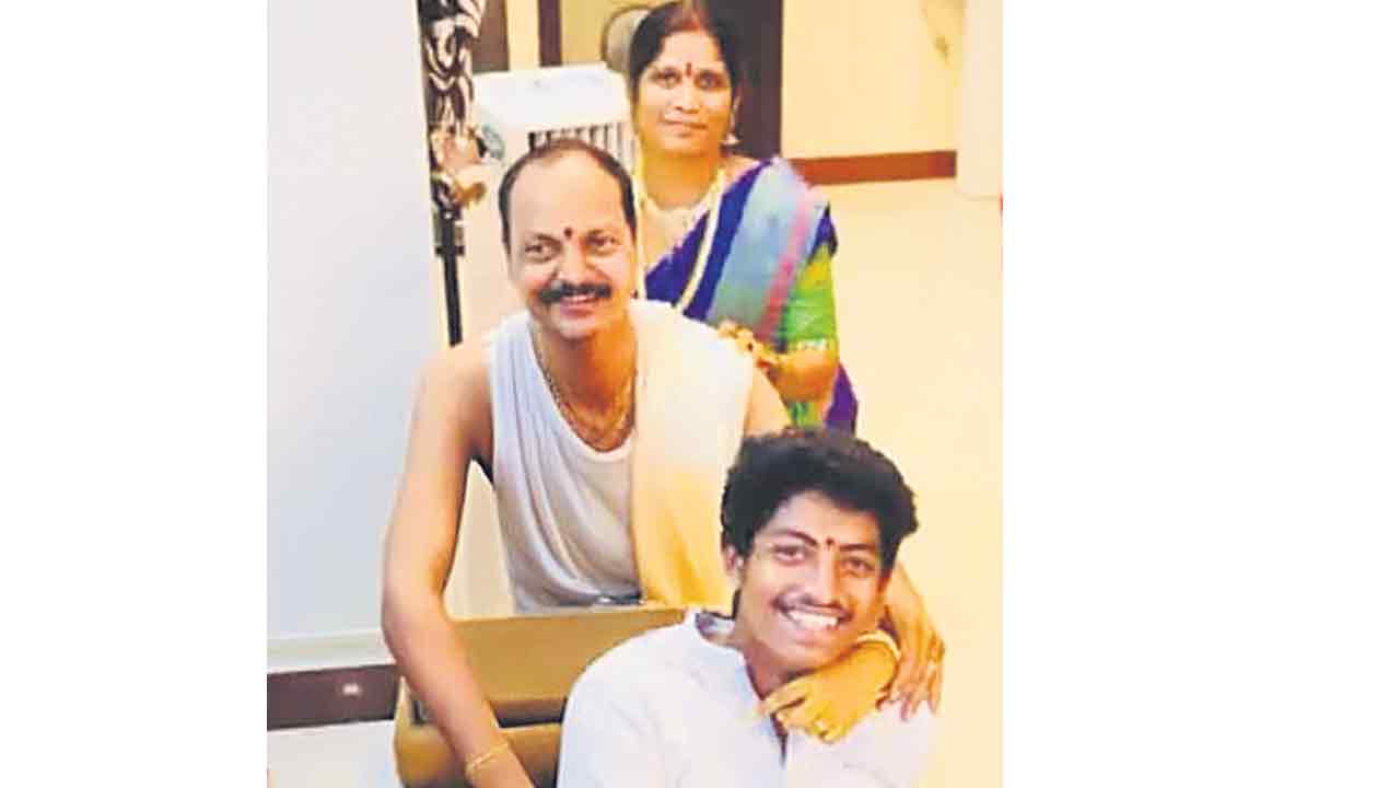 వ్యాపారంలో నష్టాలు..కుటుంబం ఆత్మహత్య