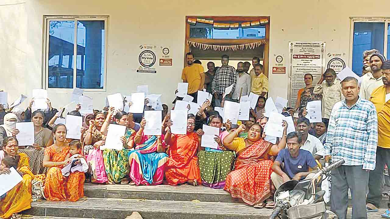 ఇండ్లు ఇస్తామన్న ఎమ్మెల్యే ఎక్కడ పోయిండు?