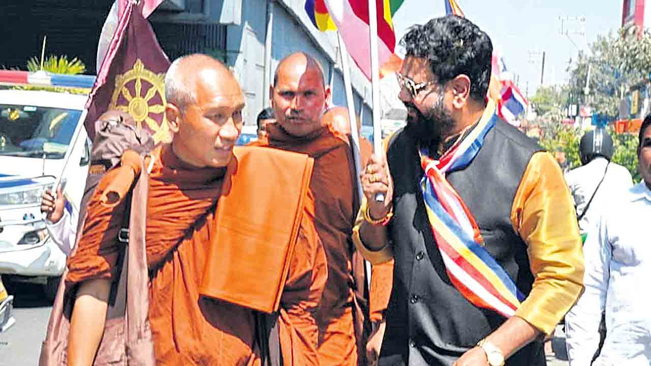 ప్రపంచ శాంతి కోసం కింగ్‌ బుద్ధ