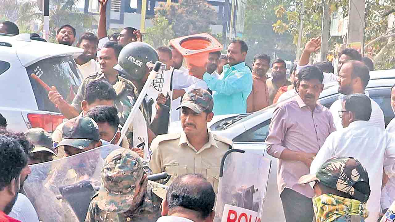 దాడికి ఉసిగొల్పింది కాంగ్రెస్‌ కార్యకర్తలే.. క్యాతనపల్లి గొడవకు మంత్రిదే ప్లానింగ్‌!