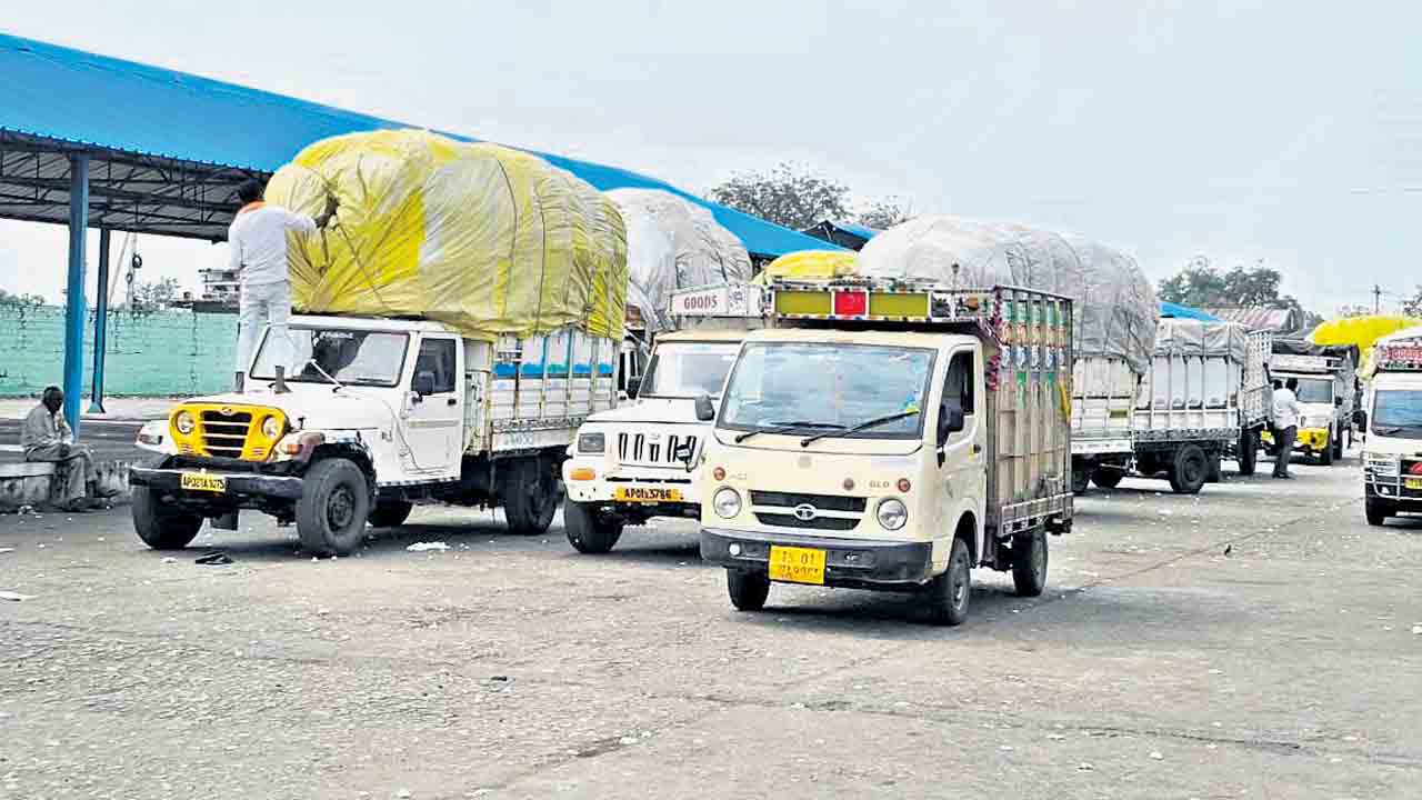 సీసీఐ తీరుపై పత్తి రైతుల ఆగ్రహం