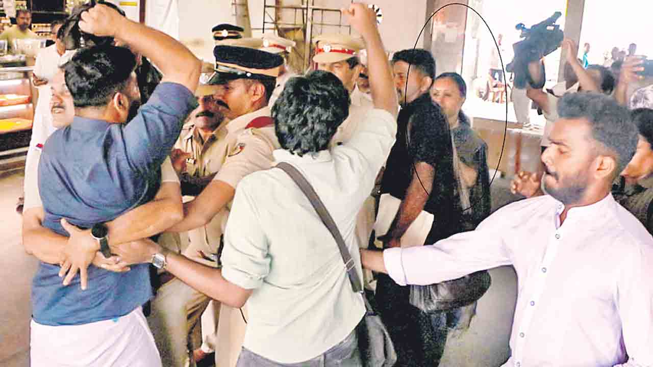 కేరళ మహిళా మంత్రిపై కాంగ్రెస్‌ దాడి!