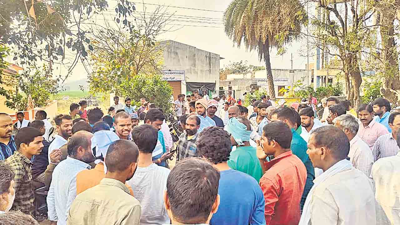 యూరియా కోసం రోడ్డెక్కిన రైతులు