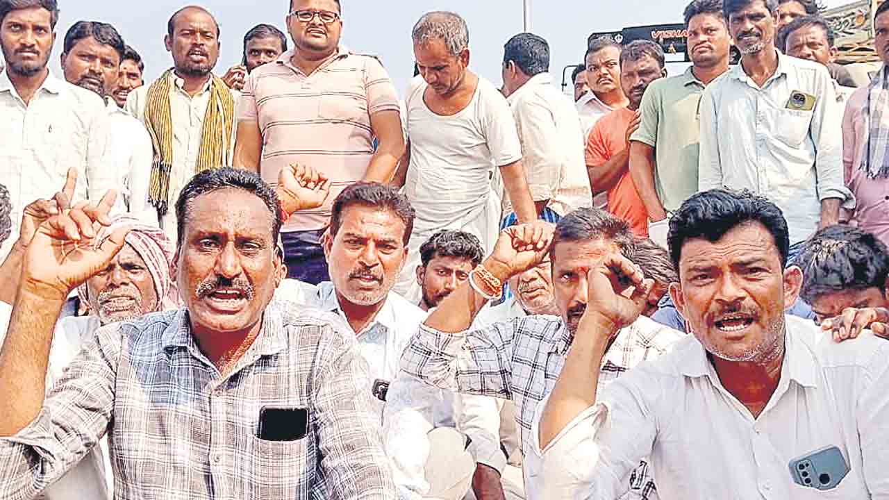 పరిహారం కోసం రోడ్డెక్కిన రైతులు.. నిర్మల్‌ జిల్లా దేగాంలో ఎన్‌హెచ్‌పై బైఠాయింపు