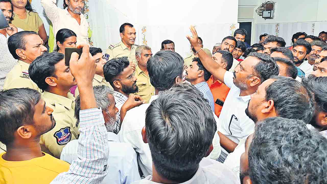 పసుపు రైతుల ఆందోళనలో ఉద్రిక్తత