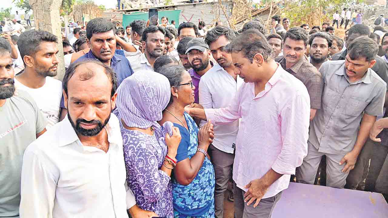 ఒక్క మాట.. వేల గొంతుల ఓదార్పు