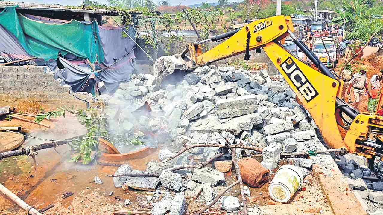 కేరళ కోసమే ఖమ్మం కూల్చివేతలు.. ముఖ్యనేతకు 135 కోట్లు ఎరగా వేసిన ఇద్దరు మంత్రులు