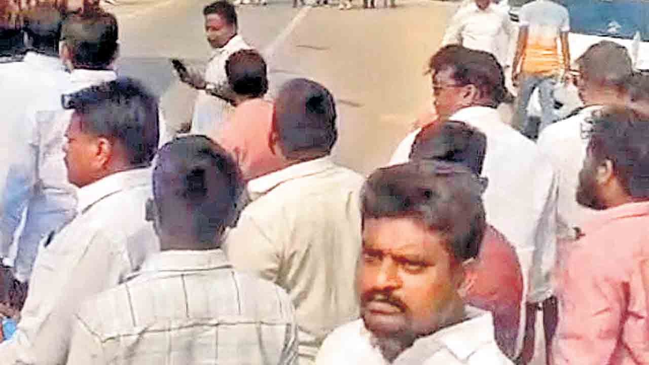 రెచ్చగొట్టింది కాంగ్రెసోళ్లే.. క్యాతనపల్లిలో బీఆర్‌ఎస్‌ నేతలపై లాఠీచార్జ్‌కి ముందు జరిగిందిదే!