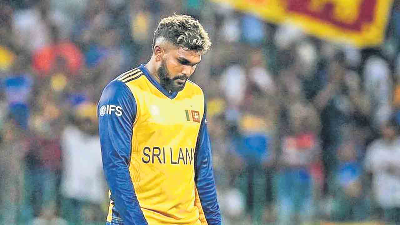 హసరంగ ఔట్‌