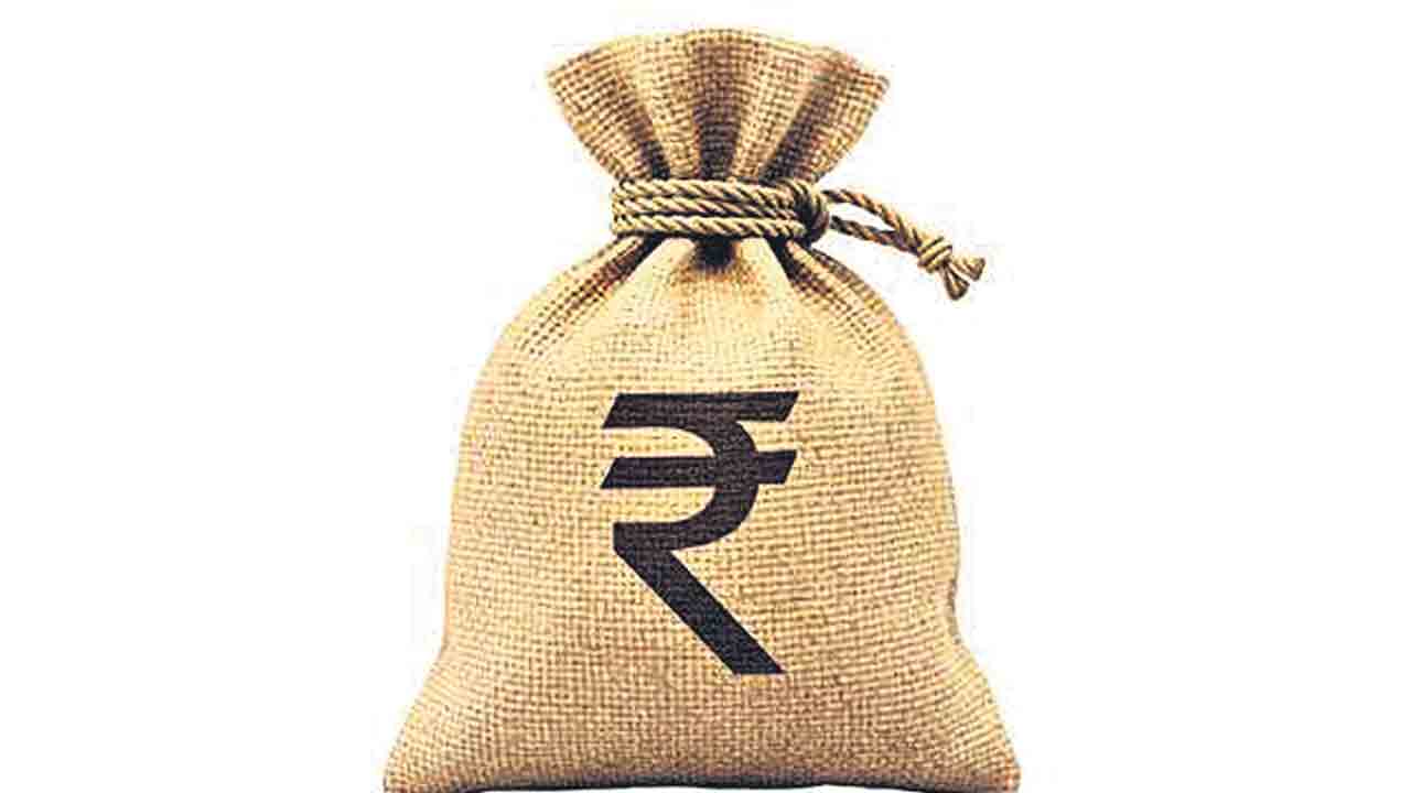 స్వీపర్ల డబ్బులు ఊడ్చేశారు!