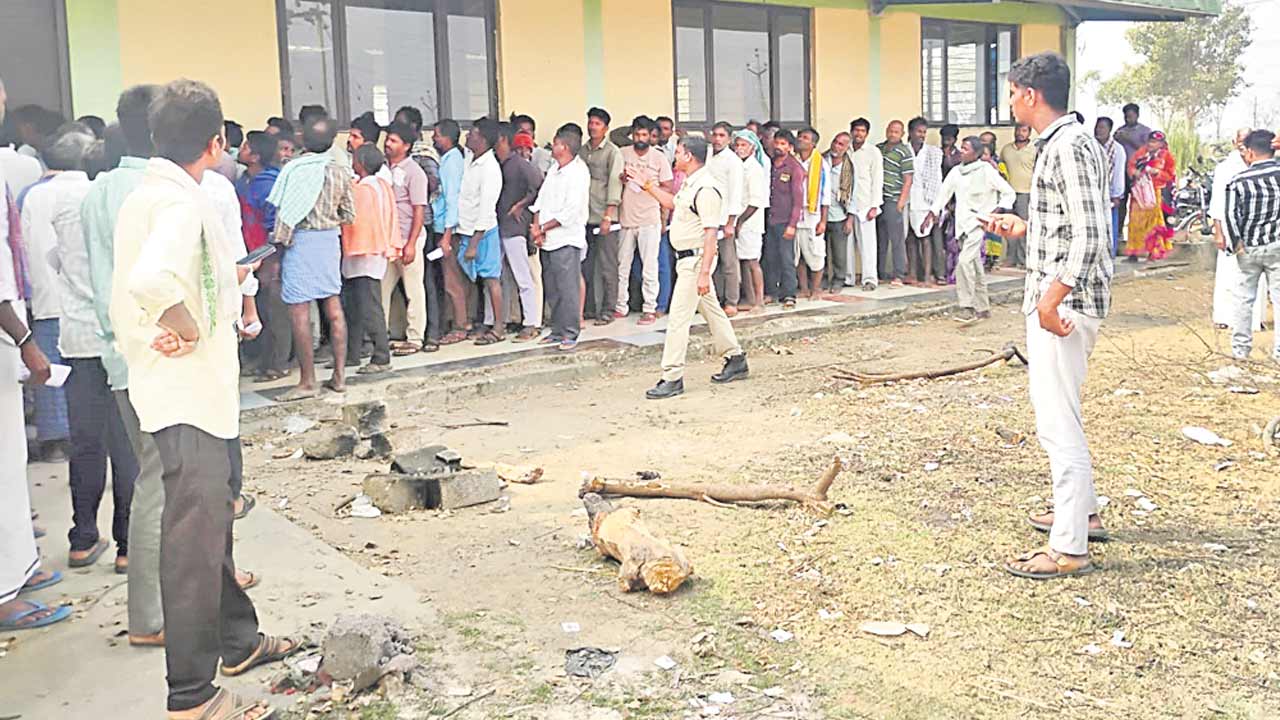 యూరియా కోసం రైతుల పాట్లు