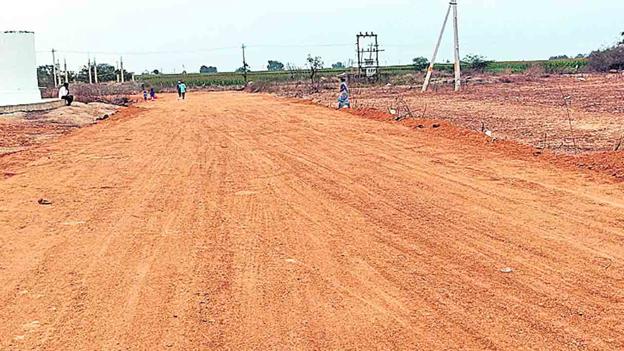 మంత్రి సురేఖ, ఎమ్మెల్యే ప్రకాశ్‌రెడ్డి వర్గీయుల మధ్య ఆధిపత్య పోరు