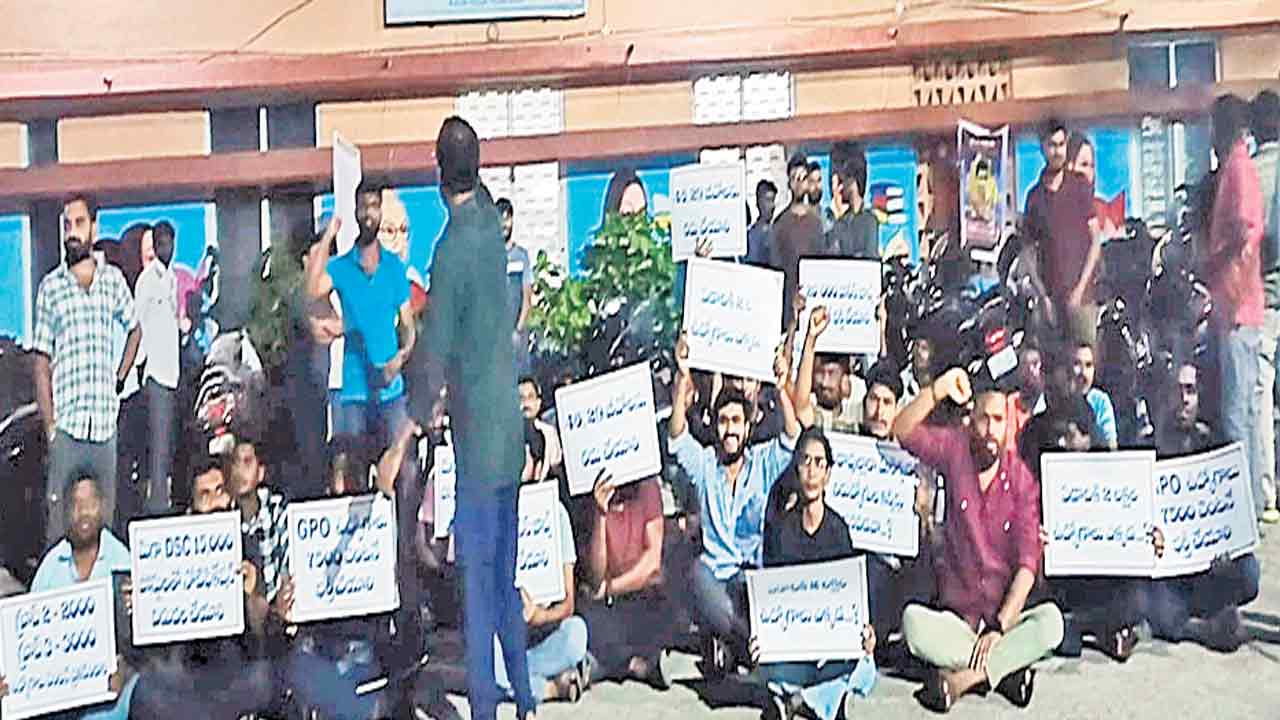 సిటీ లైబ్రరీ ఎదుట నిరుద్యోగుల మెరుపు ధర్నా