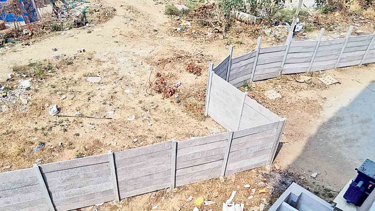 రోడ్డుకు అడ్డుగోడ !