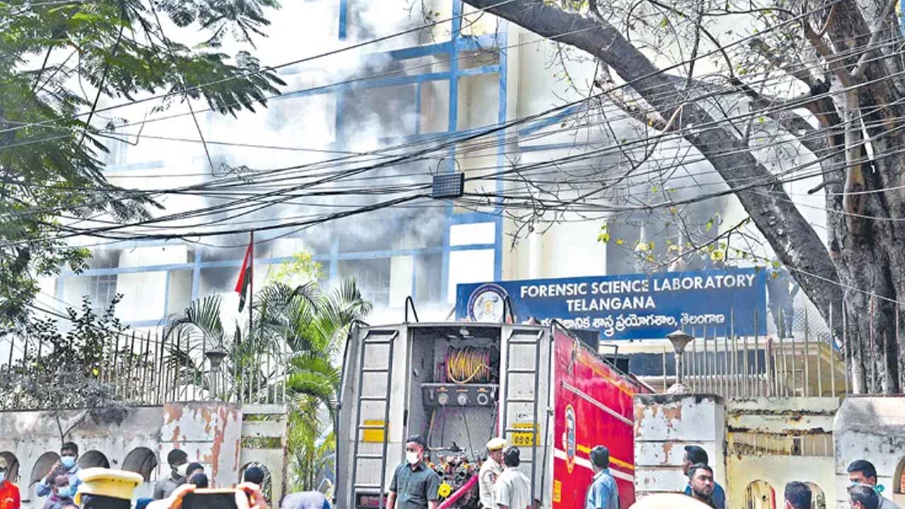 ఐదు రూములు అగ్నికి ఆహుతి