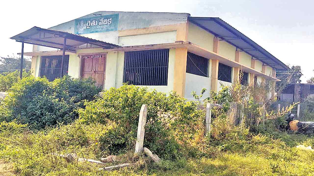 శిథిలావస్థల్లో రైతు వేదికలు