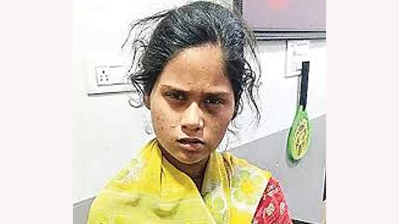 ఏడుస్తున్నాడని రెండు నెలల పసికందును కట్టెల పొయ్యిలో కాల్చేసిన తల్లి