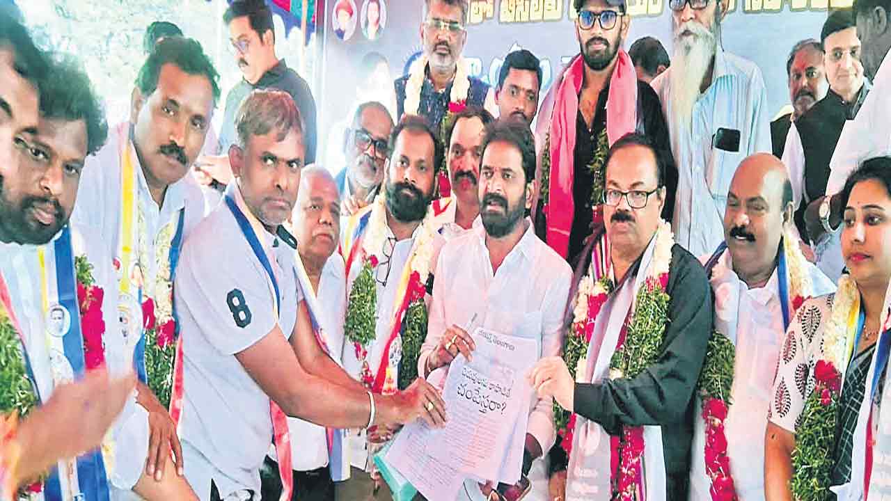 కాంగ్రెస్‌ దౌర్జన్యాలపై బీసీల్లో చైతన్యం రావాలి