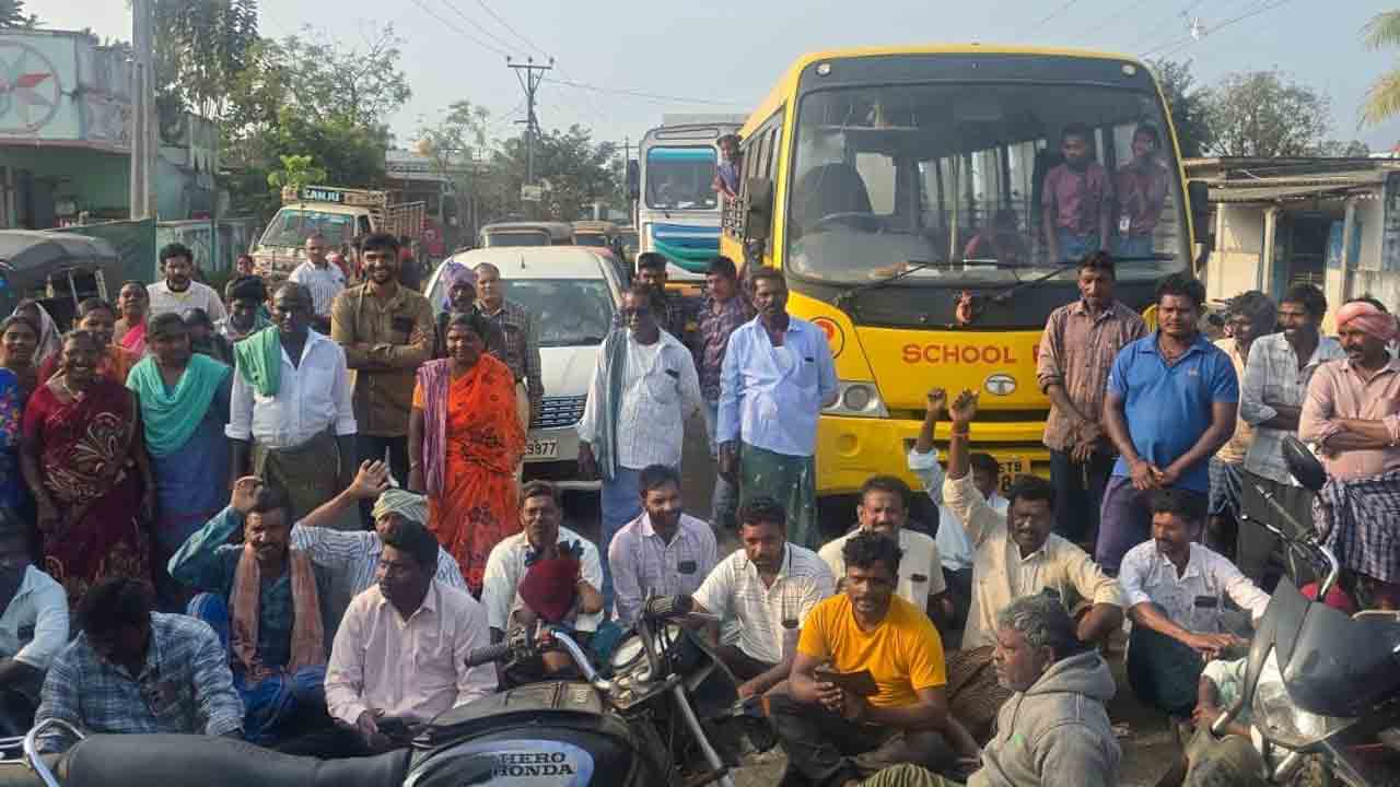 సాగునీటి కోసం రోడ్డెక్కిన రైతులు