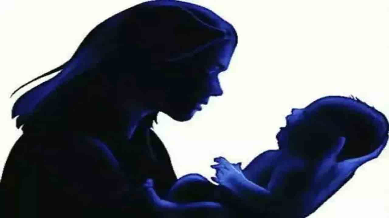 అంబులెన్స్‌ లేక.. రోడ్డుపైనే ప్రసవం