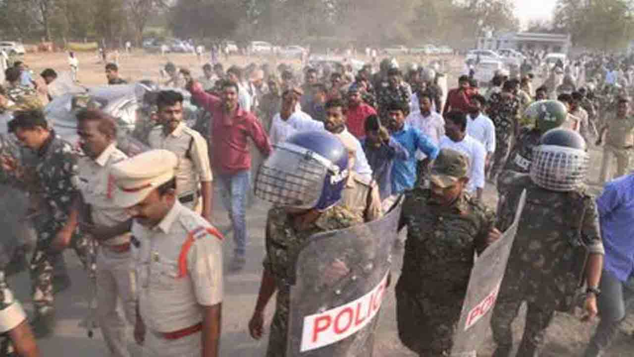 క్యాతన్‌పల్లిలో ఆగని పోలీసు ఆగడాలు