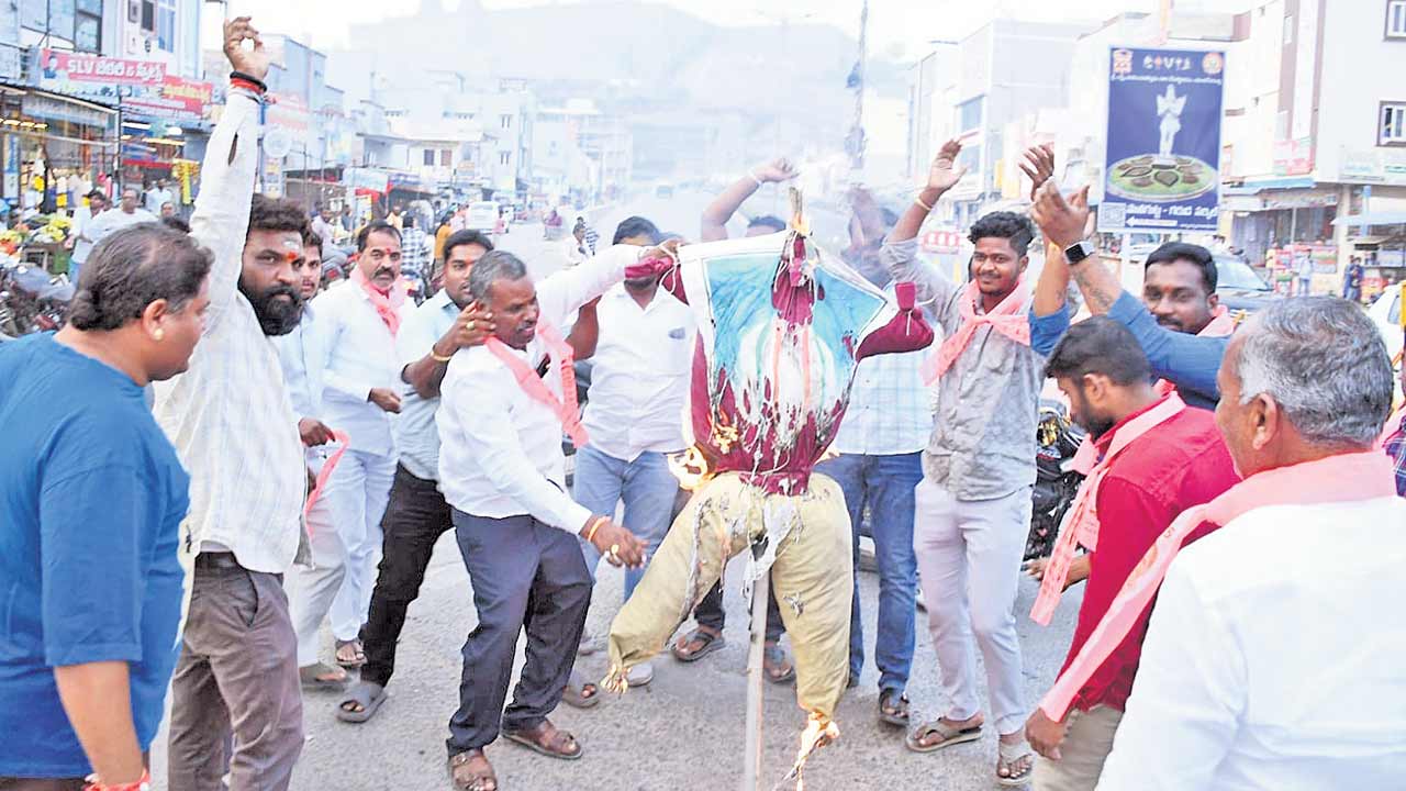 Municipal Elections | పంచాయతీ ఫలితాలతోనూ తీరు మారని కాంగ్రెస్‌.. మున్సిపల్‌ ఎన్నికల్లోనూ అరాచకకాండ