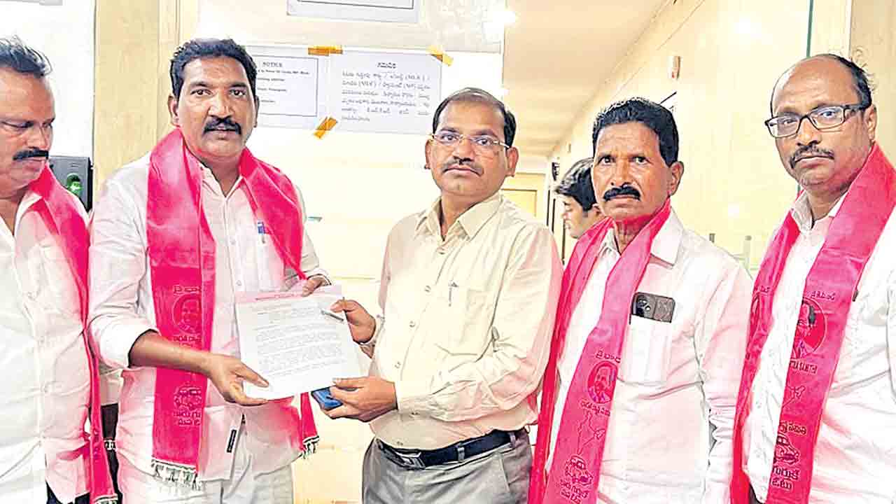 ఓటర్లకు కాంగ్రెస్‌ పార్టీ ప్రలోభాలు