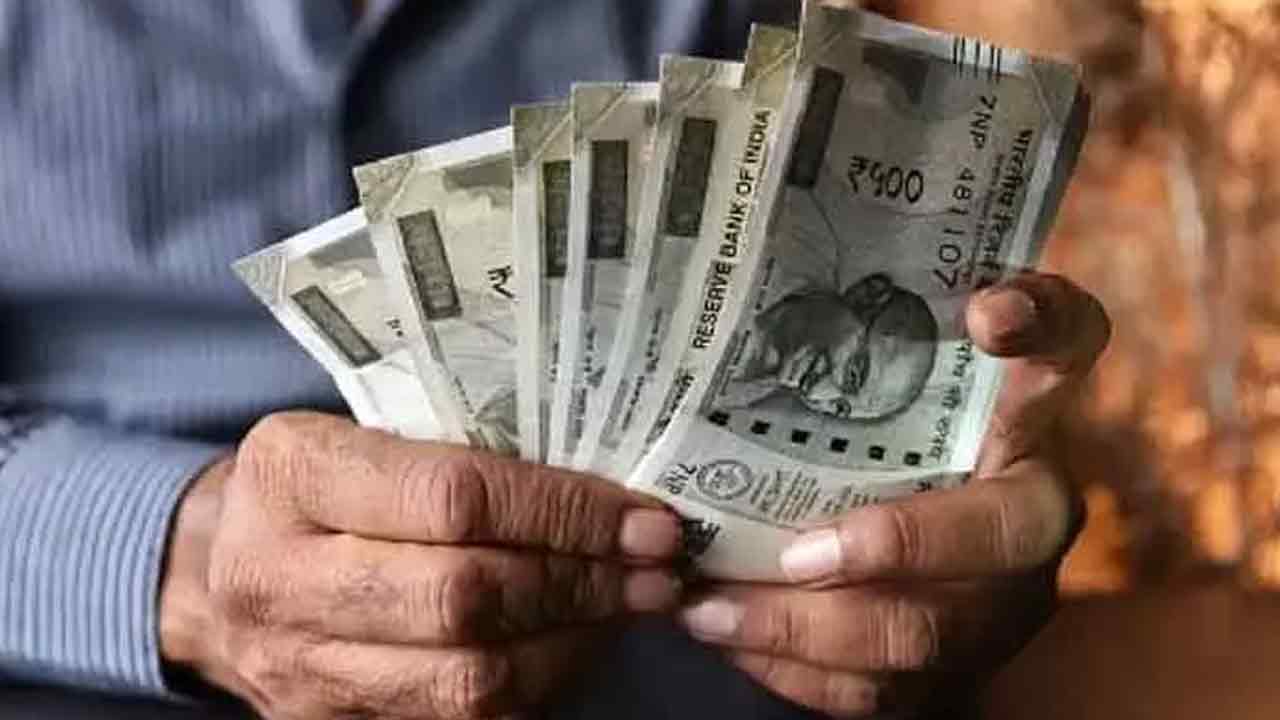 ఉద్యోగుల వేతన సవరణ చేయండి