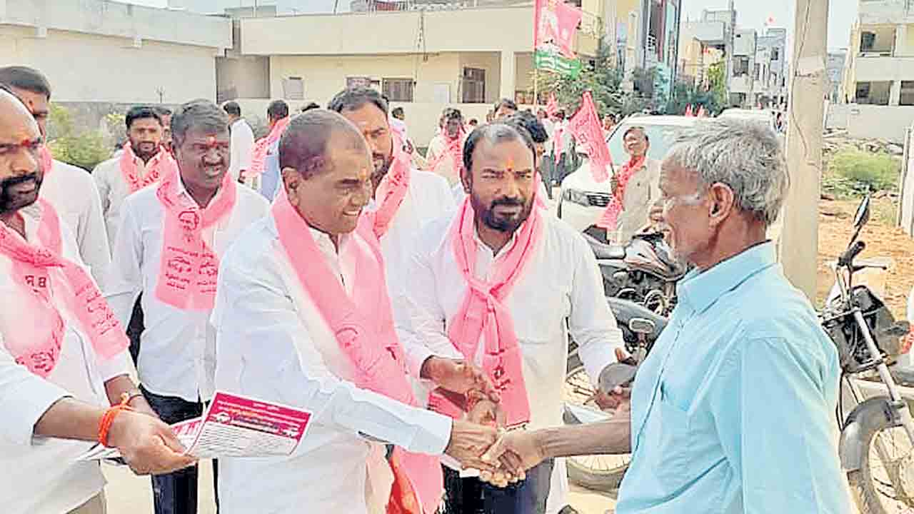 ఓటర్లను కలుస్తూ.. అభివృద్ధిని వివరిస్తూ..