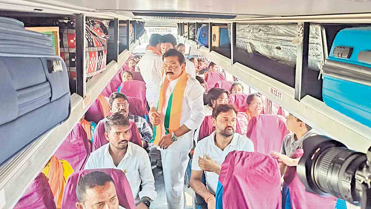 Municipal Elections | క్యాంపు రాజకీయాలు షురూ.. గెలుపు గుర్రాలను క్యాంపులకు తరలిస్తున్న రాజకీయ పార్టీలు