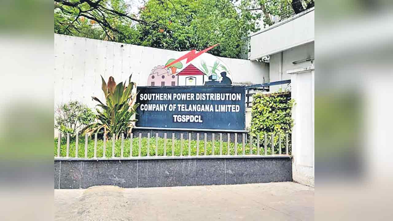 Electrical staff | విద్యుత్తు సిబ్బంది ప్రాణాలతోచెలగాటం..దక్షిణ డిస్కమ్‌ నిర్ణయంతో అందని కార్పొరేట్‌ వైద్యం