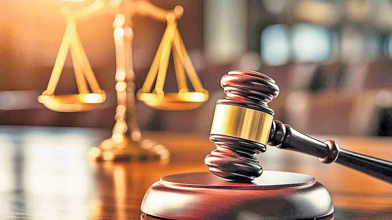 కోర్టు తీర్పులను కాలరాస్తున్న పోలీసులు