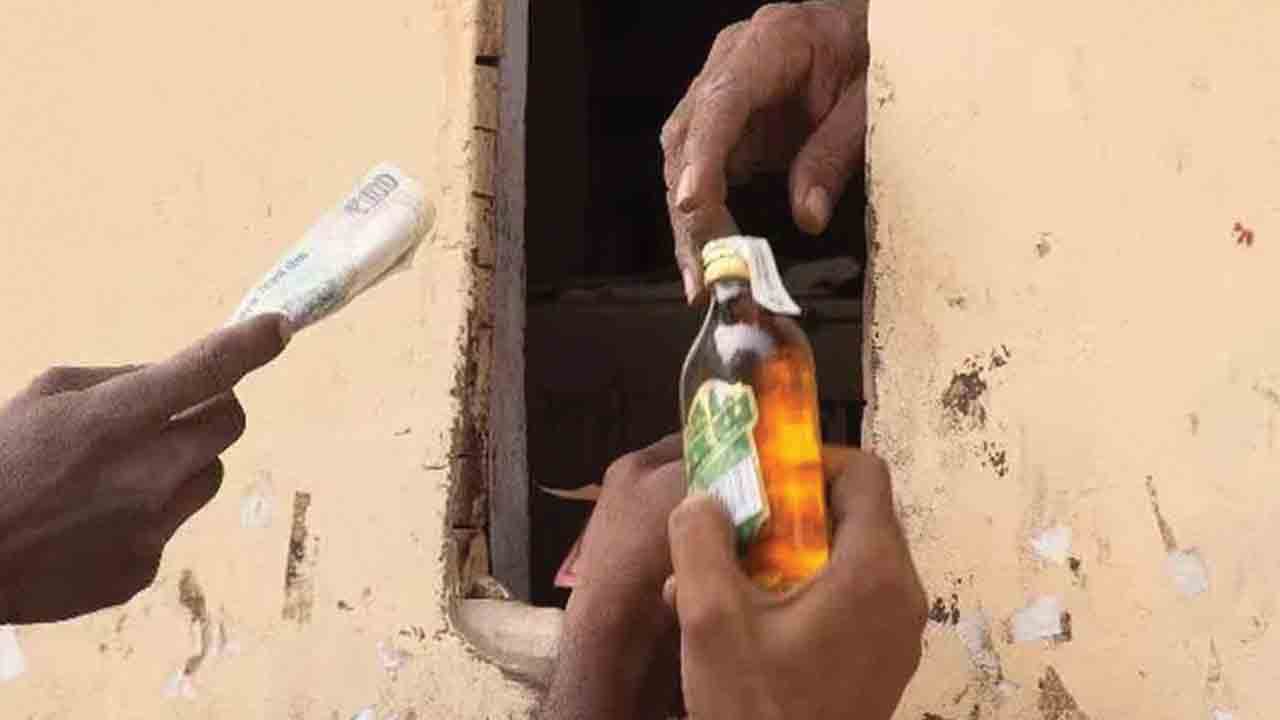 బెల్ట్‌ దుకాణానికి పంచాయతీ వేలం!