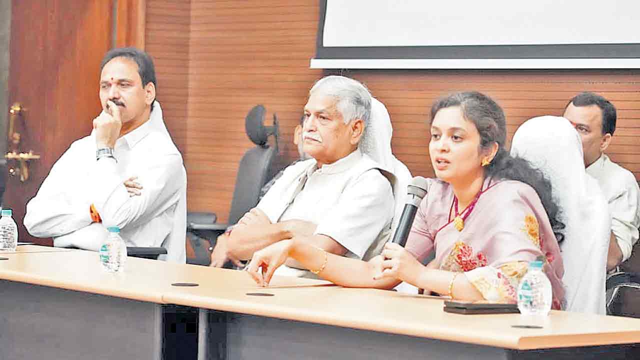 వారంలో అక్రెడిటేషన్‌ కమిటీలు పూర్తిచేయాలి