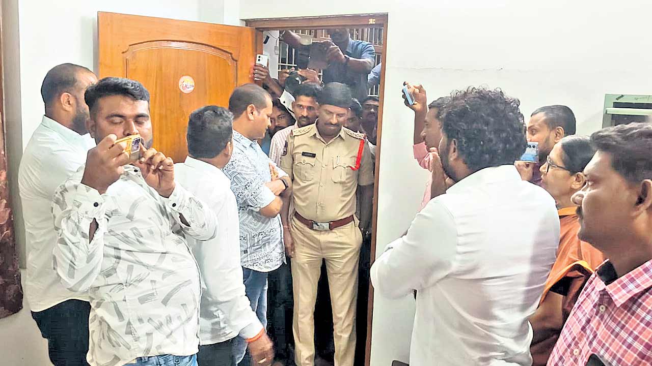 బీఆర్‌ఎస్‌ నేత ఇంట్లో దౌర్జన్యంగా సోదాలు