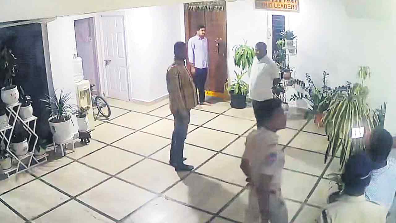 Congress | మేయర్‌, చైర్‌పర్సన్‌ ఎన్నిక వేళ అరాచకం.. హంగ్‌ మున్సిపాలిటీల్లో రెచ్చిపోతున్న కాంగ్రెస్‌ గూండాలు