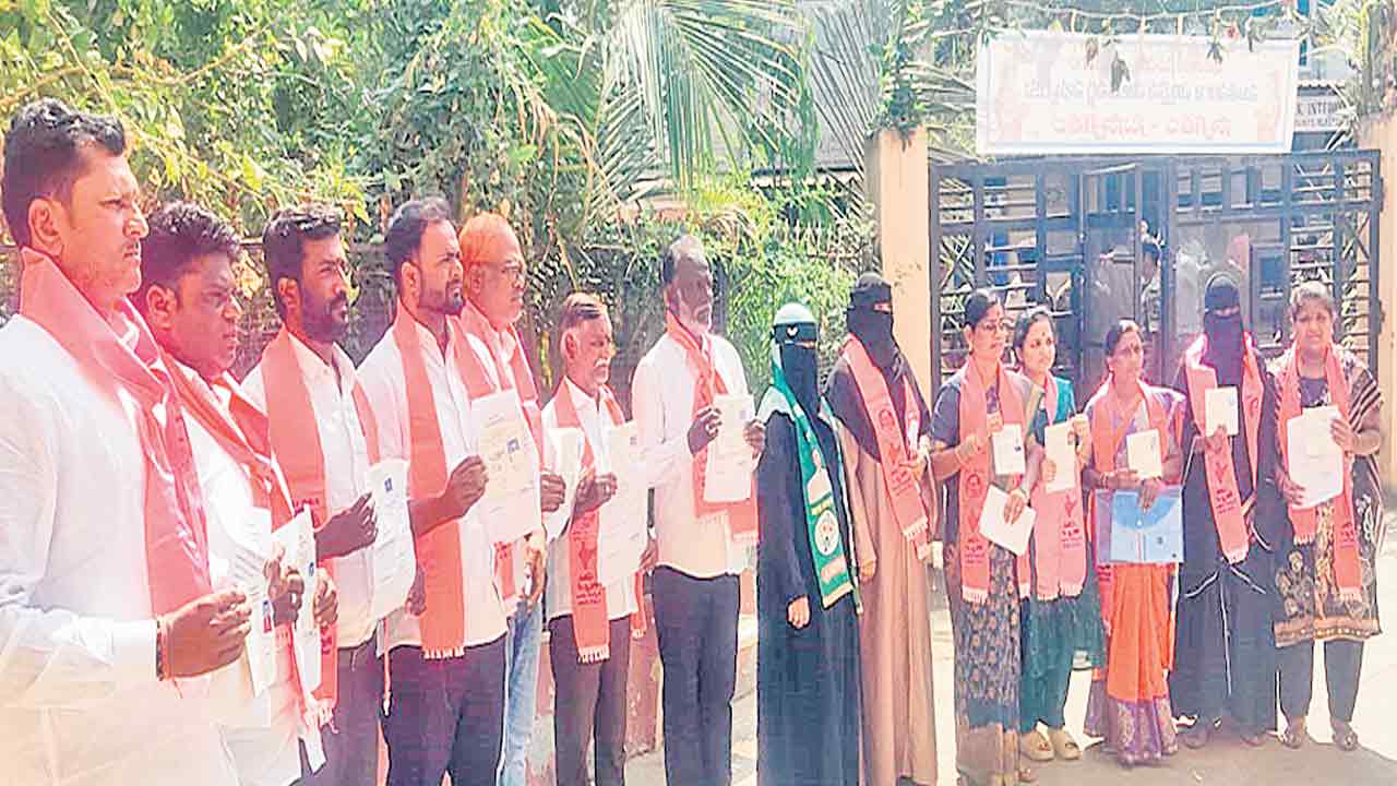 మున్సిపల్‌ పీఠాలపై వాయిదా రాజకీయం