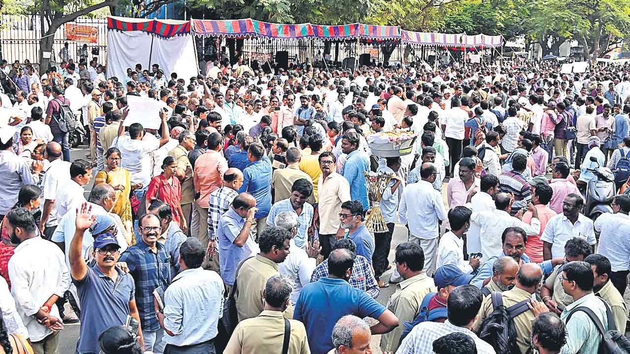 సర్కార్‌ దిగిరాకపోతే సమ్మెకు!