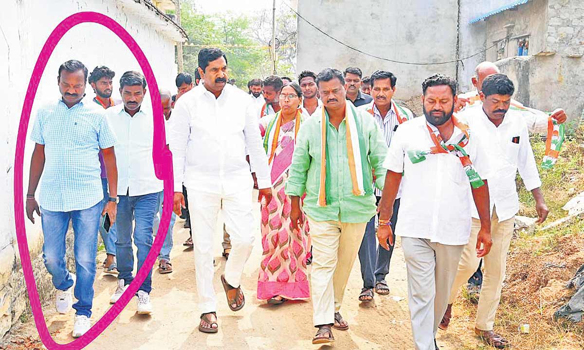 కాంగ్రెస్‌ ప్రచారంలో ఏఆర్‌ కానిస్టేబుల్‌