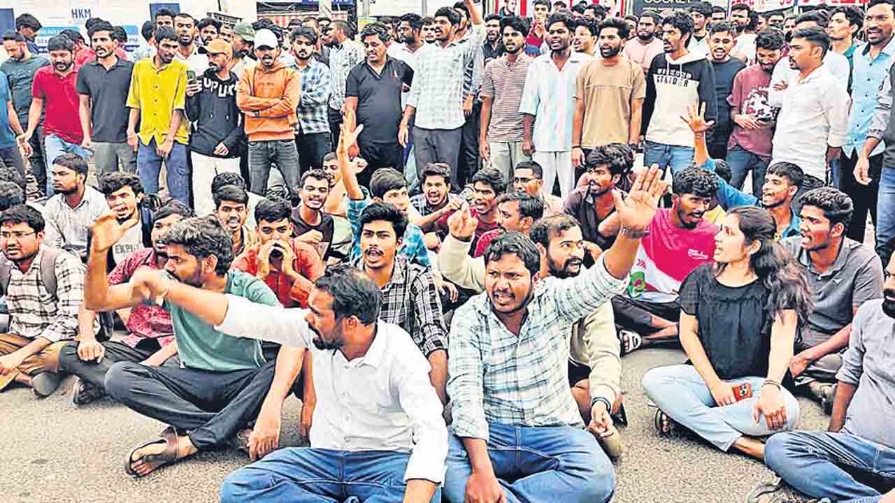 నిరుద్యోగ యువతపై పగ నిలువెల్లా దగా !