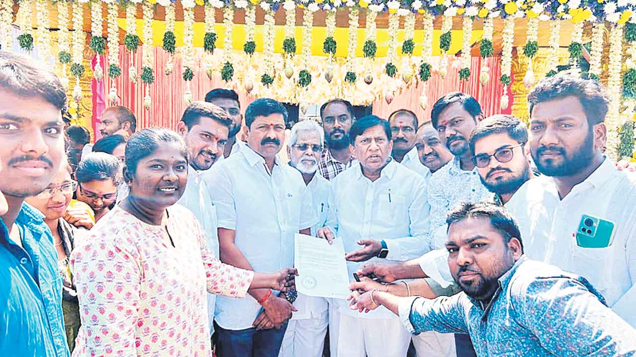 విద్యార్థులను వేధించవద్దు