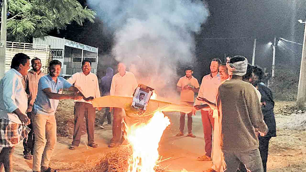 సిట్‌ నోటీసులపై ఆగ్రహజ్వాల