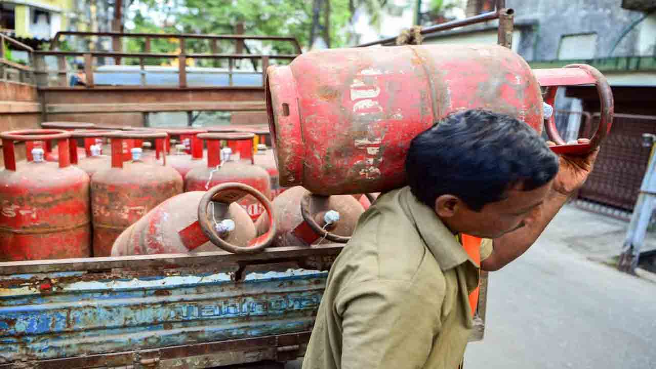 వాణిజ్య సిలిండర్‌ ధర రూ.49 పెంపు