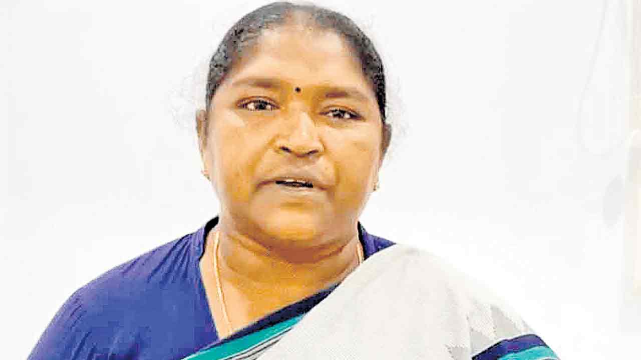 వేసవి దృష్ట్యా ప్రత్యేక డ్రైవ్‌లు చేపట్టాలి : సీతక్క