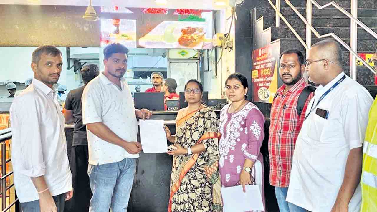 లక్కీ రెస్టారెంట్‌ యజమానికి జైలు